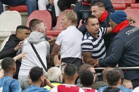 Hoewel feyenoord en ajax in dat jaar nog niet tegen elkaar speelden, was de tegenstrijdigheid een feit. Dirk Kuyt And Johnny Heitinga Caught Up In Fan Violence As Dutch Ultras Fight In Under 19 Clash Between Ajax And Feyenoord