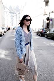 Plisseerock Kombinieren Faltenrock Outfit Stylen Fruhlingsoutfit Mit Plisseerock Shaggy Cardigan Und Langem Stoffgurtel Plisseerock Faltenrock Outfit Outfit