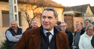 Posztjához egy fotót is csatolt. Utananeztunk Lazar Janos Tenyleg Otthagyna Orbant Es A Fideszt Ez A Lenyeg