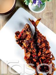 Setelah ikan masak dan bendi empuk, masukkan baki separuh lagi daun kesum serta tomato yang dibelah 4 bahagian. Ikan Kembung Masak Kicap Pedas Malay Food Malaysian Food Cooking Recipes