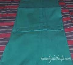 Aku mencarikan pakaian bekas suamiku yang tidak terpakai lagi untuk mengganti bajunya yang basah itu, lalu memberikan kepadanya.di kamar mandi ia ganti bajunya dengan kaos yang kuberikan itu. 20 Inspirasi Menyiasati Baju Kependekan Poppy Rock