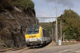 L'x40 è il primo treno a due livelli in servizio in svezia, è stato consegnato alla sj in 16 treni da 2 carrozze e 27 treni da 3 carrozze, per una capacità rispettivamente di 180 e 288 posti a sedere ed una velocità massima di 200 km/h. Alstom 1320 Cfl 3015 Train Train Truck Railway
