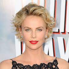 La Coupe Courte De Charlize Theron Coupe De Cheveux Courte Coupe De Cheveux Cheveux Courts