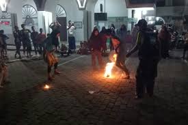 Ledakan bola api 「炎魔法『爆殺轟炎魔球』 honō mahō bakusatsu gōen makyū」 adalah mantra sihir api. Belasan Remaja Di Ciputat Meriahkan Muharam Dengan Bola Api