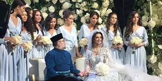 Kemakmuran dan keindahan negeri menjadikan. Sebelum Turun Takhta Sultan Muhammad V Disebut Nikahi Mantan Miss Moscow Halaman All Kompas Com