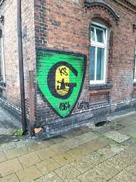 Kibice ruchu chorzów i gks katowice rywalizują na terenie stolicy województwa, a jedną z podzielonych dzielnic jest giszowiec. Kibicowskie Graffiti Szpeca Miasto Czy Gks Katowice Zaplaci Za Ich Usuwanie Katowice Nasze Miasto