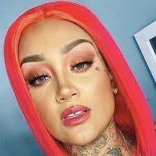 Donna Off's Instagram, Twitter & Facebook