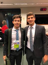 Se politizarmos a vacina, quem perde são as pessoas, diz joão campos. Eleito Prefeito Em Recife Joao Campos Viraliza Com Foto Marcando A Calca Vai Viajar