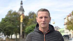 Byl dlouholetým redaktorem české televize, specializujícím se na vědu a přírodu. Pro Usti Vladimir Koren Facebook