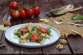 L'insalata di pollo all'orientale è una ricetta leggera e raffinata, caratterizzata da sapori delicati e consistenze sia morbide che croccanti. Insalata Di Pollo Grigliato Con Noci E Asparagi Cibo Che Passione