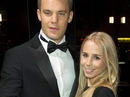 Manuel neuer begegnete seiner freundin anika flüchtig am flughafen. Nina Neuer Meldet Sich Zuruck Detail Bei Neuen Bildern Wirft Fragen Auf Stars