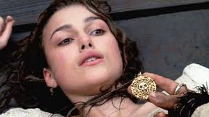 Keira knightley nous a récemment servi, sans son pantalon, un joli numéro de clown. The Collar Elizabeth S Keira Knightley In Pirates Of The Caribbean The Curse Of The Black Pearl Spotern