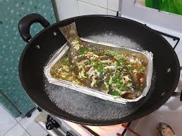 Bersihkan ikan siakap dan kelar bahagian sisi kedua belah ikan. Cara Masak Ikan Siakap Stim Guna Aluminium Foil Tiada Pengukus Pun No Hal Daily Makan