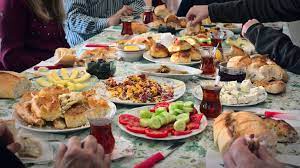 Aid fitr représente également une occasion de rassemblement des proches entre eux préparant ainsi des repas typiquement traditionnels. Eid Ul Fitr In Canada
