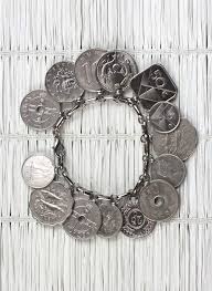 Tutorial Diy Coin Charm Bracelet Just Do Iy Coin Charm Bracelet Jewelry Tutorials Free Jewelry Crafts