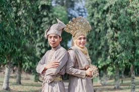 Pakaian puteri perak, merupakan pakaian tradisi negeri perak yang terdiri daripada baju, kain samping dan selendang. Koleksi Baju Pengantin Songket Paling Trending 2018 Sweetpictures