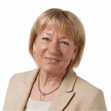 Hustruen sætter sig for bordenden i milliardæren Bent Jensens livsværk