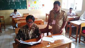 Para siswa sma harapan bangsa ikut membantu korban banjir di jakarta dengan membagikan pakaian dan slimut kepada korban yang membutuhkan serta menjadi relawan didapur umum atau membantu tenaga. Modal Semangat Kakek 61 Tahun Ikut Ujian Paket C Okezone Megapolitan