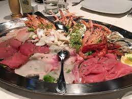 E' perfetta per essere servita come antipasto ma può anche costituire, per chi lo volesse un secondo piatto. Antipasto Di Mare Cotto E Crudo Bild Von Atelier Di Manrico Treviolo Tripadvisor