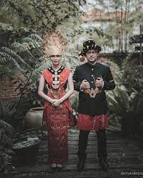 Cuaca dan kondisi di meteominggu16meidi majalengka. 15 Foto Prewedding Sakral Dengan Pakaian Adat Indonesia