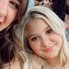 Julia Davison (juliadavison200)