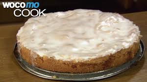 Leckerer Apfelkuchen Mit Gedampften Apfeln Und Zuckerguss Oma Margret S Spezialitat Wird Von Allen Gern Gege Apfelkuchen Biskuitboden Backen Kuchen Und Torten