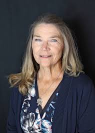 Kim Downes's Instagram, Twitter & Facebook