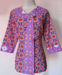 Akan tetapi, kadang kala dari sisi desain dan jenis batik yang dipakai dalam sebuah acara formal tentunya berbeda, dan kebanyakan baju batik kerja wanita menggunakan desain model batik lengan panjang kalaupun memakai model batik lengan pendek maka hanya beberapa perusahaan yang memperbolehkannya. Desain Baju Kantor Radea