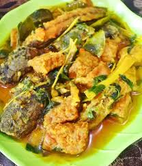 Panaskan minyak goreng diatas kompor dengan api sedang yang menyala. Mangut Lele