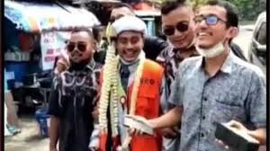 Cpp menyiapkan diri untuk akad #. Pria Menikah Pakai Rompi Tahanan Tulisan Di Belakang Baju Bikin Salfok Lifestyle Liputan6 Com