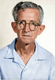 Game ranger handles tense leopard encounter calmly