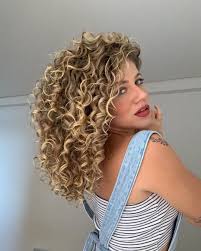 Cabelo cacheado loiro curto