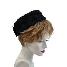 Sombrero pastillero negro hecho con paja de ganchillo vintage, estilo  Jackie O con lazo de cinta de terciopelo, tamaño medio, fijación de peine,  hecho en Reino Unido