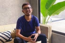 Meski tersinggung dan hatinya bergejolak, ruben tetap mendoakan karier ridwan cemerlang. Ridwan Remin Cs Sajikan Konten Stand Up Comedy Ketawa Di Mana Aja Matamata Com