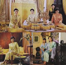 For faster navigation, this iframe is preloading the wikiwand page for raja puan besar perak. Sembangkuala Repost From Rnm Perak Sharing Of Adat By Almarhumah Dytm Raja Puan Besar Perak Raja Nor Mahani Binti Raja Shahar Shah Evolution Of The Kebaya Labuh Part 3 3 Following On From