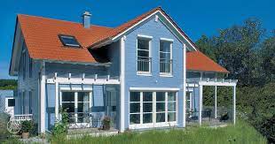 leuchtend blaue holzfassade mit weissen akzenten grossen fensterflachen und modernen balkonen reprasentiert es skandinavische wo schwedenhaus haus style at home