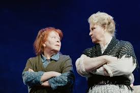 Ugala - 🌊"Inishmaani igerik" – TEGELASED🌊 Terje Pennie on Kate Osborne. Garmen Tabor on Eileen Osborne. Kate ja Eileen on õed. Kate on Terje meelest: "Veidi lapselikult oma hirmu ja armu väljapurskav