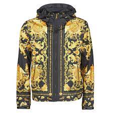 ˈdʒanni verˈsaːtʃe ), usually referred to simply as versace, is an italian luxury fashion company and trade name founded by gianni versace in 1978. Versace Jeans Couture Bloss Schwarz Kostenloser Versand Kleidung Jacken Herren 319 20