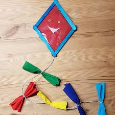 Besonders beliebt ist das basteln von papierdrachen. Drachen Aus Eisstielen Basteln Herbstdeko Mama Rausch