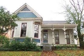 This 85k Mississippi Cutie Is Our Current Fixer Upper Obsession Fixer Upper Old Houses For Sale Real Estate