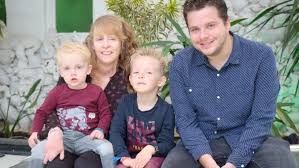 20 Jaar Later Blikt Monique Terug Op De Brand In T Hemeltje In Volendam Linda Nl