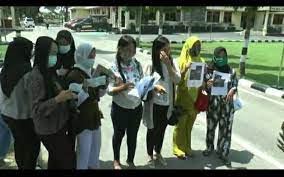 Contoh penggunaan sudah waktunya untuk pulang dalam sebuah kalimat selebihnyabayu menghabiskan waktunya di rumah. Janda Cantik Larikan Miliaran Uang Arisan Online Korban Pns Hingga Istri Anggota Dprd Bagian All