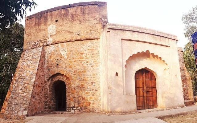 Here's Everything You Need To Know About Delhi's Chauburja Mosque Built In The 14th Century | WhatsHot Delhi Ncr