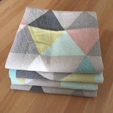 Des serviettes de table en tissu aux finitions luxueuses : Des Serviettes De Table En Tissu Tuto Diy Pour Debutants Celusa Creations