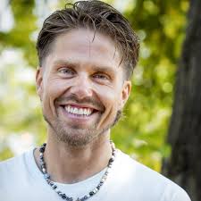 In 'Ik Vertrek' introduceren Marcel en Walter drag in Spanje: 'Pretletter' 