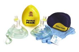 Cpr maskesi ağızdan ağza resusitasyon için koruyucu bariyere sahiptir. Laerdal Pocket Mask Hauptprodukte