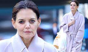 Katie Holmes steps out makeup free in her sweats as she nips to the grocery  store | Daily Mail Online