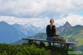 In deze gebieden liggen prachtige bergtoppen en men komt hier graag om te wandelen, te klimmen. Oostenrijk In De Zomer Hiken En Yoga In De Bergen Van Vorarlberg Eat Pure Love