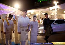 The traditional bersanding ceremony was followed by a reception for 1,200 guests on the palace grounds, which were. We Can T Get Over These Pics From Hh Tunku Tun Aminah Dennis Abdullah S Royal Nuptials Lipstiq Com