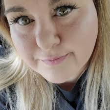 Carrie Lilley's Instagram, Twitter & Facebook